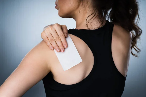Mujer Aplicando Parche Dolor Hombro Rígido Después Una Lesión — Foto de Stock