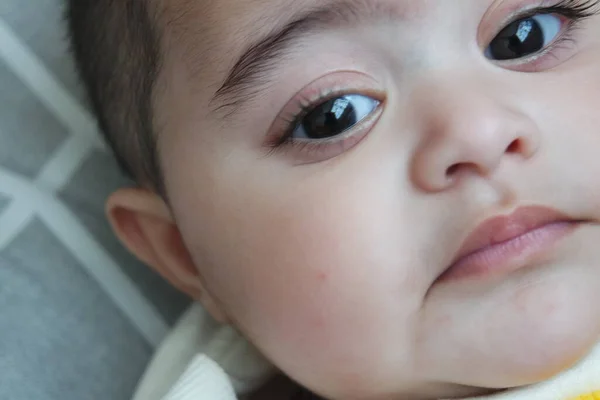 Niña Con Cara Encantadora Ojos Grandes Lindo Gesto Cara Bebé — Foto de Stock