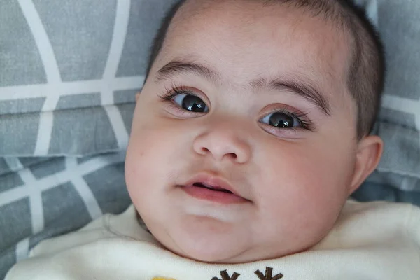 Menina Bebê Com Rosto Lindo Olhos Grandes Gesto Bonito Rosto — Fotografia de Stock