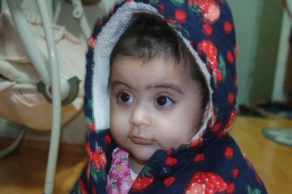 Niña Con Cara Encantadora Ojos Grandes Lindo Gesto Cara Bebé —  Fotos de Stock