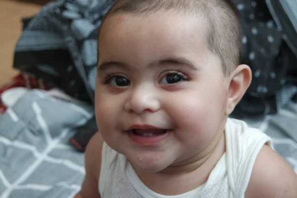 可愛い顔 大きな目とかわいい顔のジェスチャーを持つ赤ちゃんの女の子 幼児赤ちゃん作る甘い活動 — ストック写真