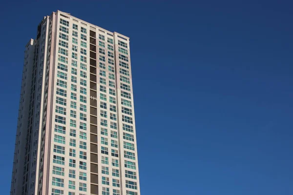 Vista Panorámica Edificio Comercial Rascacielos Con Cielo Azul Día Soleado —  Fotos de Stock
