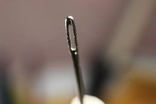 Макрофотография Швейной Иглы Маленькая Игла Пустым Ухом Изолированная Черном Фоне — стоковое фото