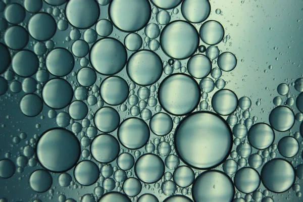 Latar Belakang Makro Abstrak Lingkaran Minyak Mengambang Atas Permukaan Air — Stok Foto