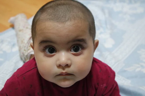 Porträt Eines Kleinen Mädchens Mit Lächelndem Gesicht Großen Augen Und — Stockfoto