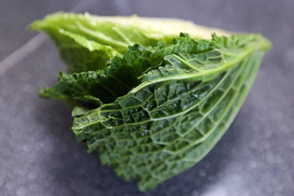 Hojas Lechuga Verde Fresca Sobre Fondo Negro —  Fotos de Stock