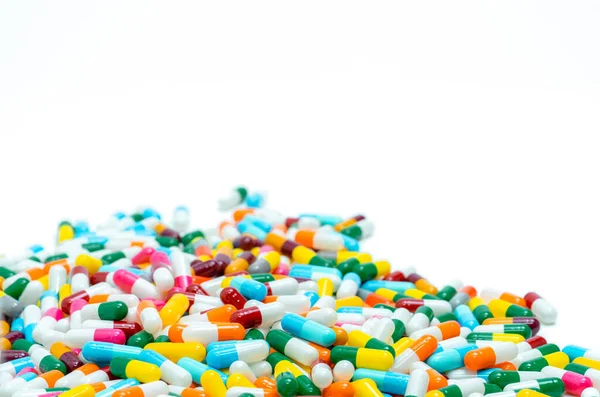 Enfoque Selectivo Pila Píldoras Cápsulas Antibióticas Multicolores Pastillas Antimicrobianas Sobre — Foto de Stock