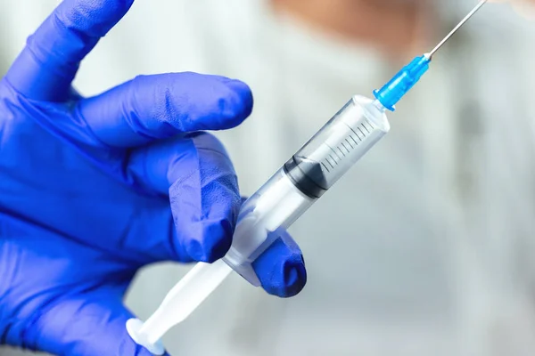 科学家手拿着蓝色手套 手里拿着流感 头孢病毒 为儿童 男子和妇女接种疫苗 药物和药物概念做准备的Covid 19疫苗疾病 关门了 — 图库照片