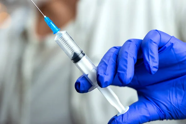 Médico Enfermeiro Cientista Entregam Luvas Azuis Segurando Gripe Sarampo Coronavírus — Fotografia de Stock