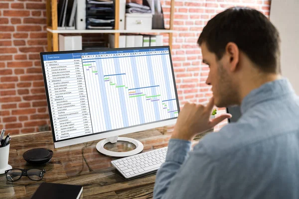 Zakenman Werkt Aan Gantt Chart Met Behulp Van Computer Office — Stockfoto