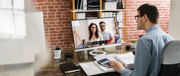 Consulente Fiscale Finanziaria Guardando Fattura Videoconferenza — Foto Stock