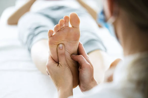 Massagem Tratamento Reflexologia Spa Pelo Terapeuta — Fotografia de Stock