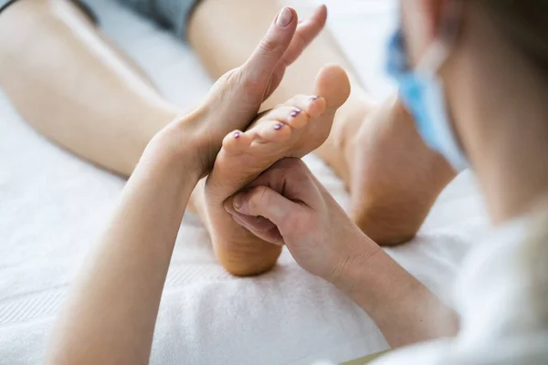 Massagem Tratamento Reflexologia Spa Pelo Terapeuta — Fotografia de Stock