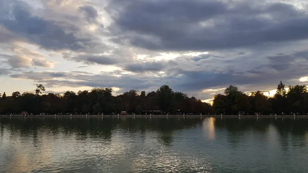 Árvores Nuvens Refletindo Água Durante Pôr Sol Buen Retiro Park — Fotografia de Stock