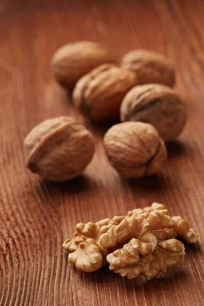 Still Life Whole Walnuts Walnuts Kernels Brown Textured Wooden Background — Stock Photo, Image