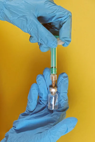 Eldiven Takan Elinde Şırıngayla Covid Aşısı Tutan Bir Tıp Çalışanı — Stok fotoğraf