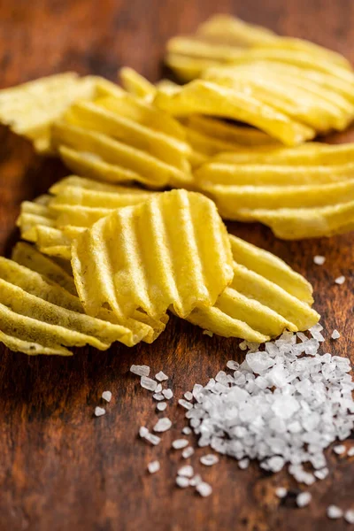 Chips Croustillantes Sel Sur Table Bois — Photo