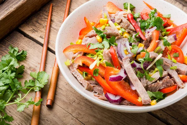 Frühlingsfleischsalat Mit Rindfleisch Paprika Tomaten Und Mais Asiatischer Salat — Stockfoto