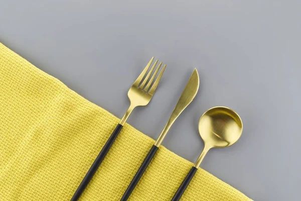 Conjunto Elegantes Cubiertos Negros Dorados Sobre Fondo Gris Amarillo Bicolor — Foto de Stock