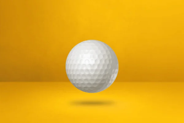 Vit Golfboll Isolerad Gul Studio Bakgrund Illustration — Stockfoto