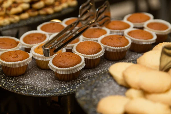 Çeşitli Kurabiye Bisküvi Tart Keklerle Dolu Açık Büfe Masası — Stok fotoğraf