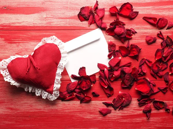 Corazón Tela Roja Con Una Letra Pétalos Rosa Tablones Madera — Foto de Stock