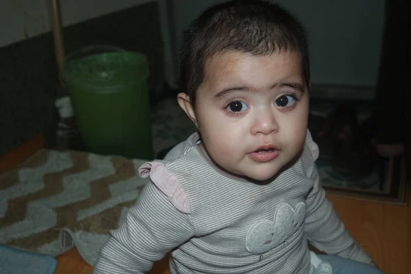 Retrato Una Niña Con Cara Sonriente Ojos Grandes Hermoso Gesto —  Fotos de Stock