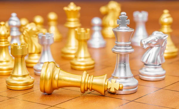 Zlatý Král Šachové Figurky Různé Šachové Figurky Stojí Dřevěné Šachovnici — Stock fotografie