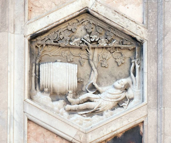 共同編集者のアンドレア ピサーノ 1334 救済ジョットのカンパニールの大聖堂 サンタ マリア フィオーレ大聖堂 花の聖マリア大聖堂 フィレンツェ イタリア — ストック写真