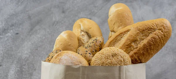 Sorte Brot Einweg Papiertüte Auf Grauem Vintage Loft Hintergrund Bäckereibedarf — Stockfoto