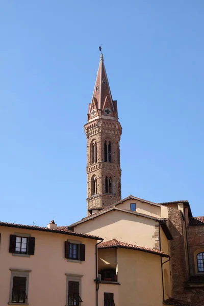 バディア フィオレンティーナ教会の鐘楼イタリア トスカーナ州フィレンツェの歴史的中心部にあるサン フィレンツェ広場からの眺め — ストック写真