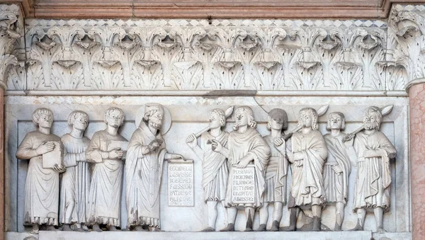 ルッカの聖マーティン大聖堂の右側のポータル イタリア ルッカ サンレグルスの生活に捧げられたルネット — ストック写真