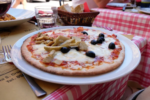 Una Classica Pizza Quattro Stagioni Servita All Aperto Ristorante Pizzaria — Foto Stock