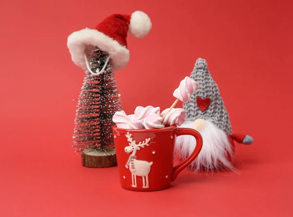 Tazza Rossa Con Cioccolata Calda Marshmallow Albero Natale Miniatura Cappello — Foto Stock