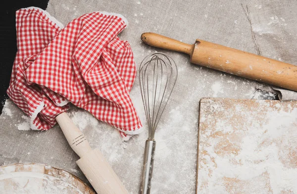 Metall Hand Mixer Trä Valsar Stift Och Strödda Mjöl Träskiva — Stockfoto