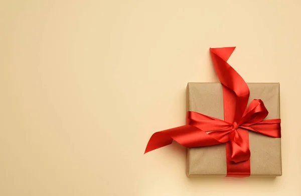 Τετράγωνο Κουτί Δώρου Είναι Συσκευασμένο Κόκκινο Χαρτί Και Κατσαρά Κορδέλα — Φωτογραφία Αρχείου