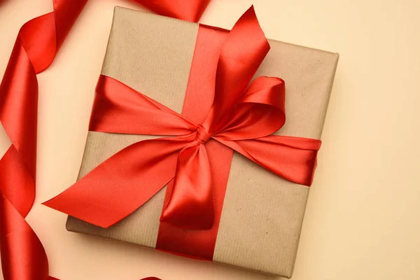 正方形礼品盒用红纸和卷曲丝带包装 背景喜庆 顶部观景 — 图库照片