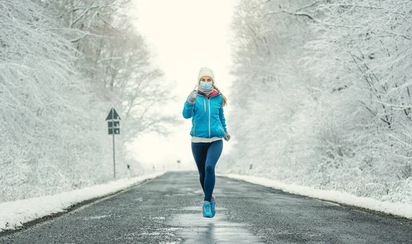 Γυναίκα Τρέχει Τζόκινγκ Μάσκα Προσώπου Στο Covid Χειμώνα Κατά Διάρκεια — Φωτογραφία Αρχείου