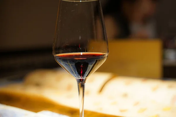 Ποτήρι Κρασί Κόκκινο Και Λευκό Τυρί — Φωτογραφία Αρχείου