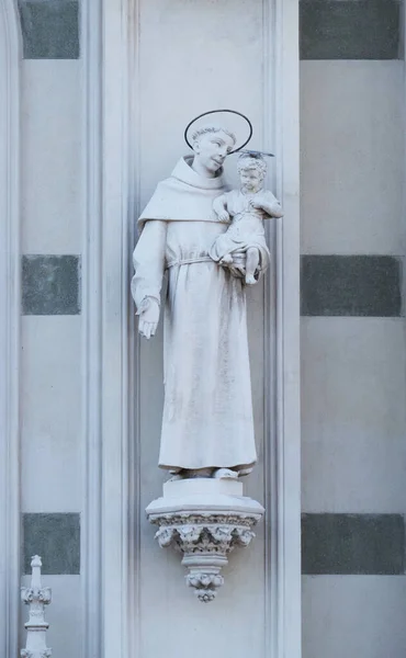Statue Des Heiligen Antonius Von Padua Der Fassade Der Kirche — Stockfoto