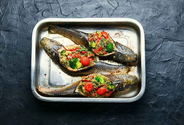 ブロッコリーとキノアを詰め魚のロースト トレイに野菜と魚を調理 — ストック写真