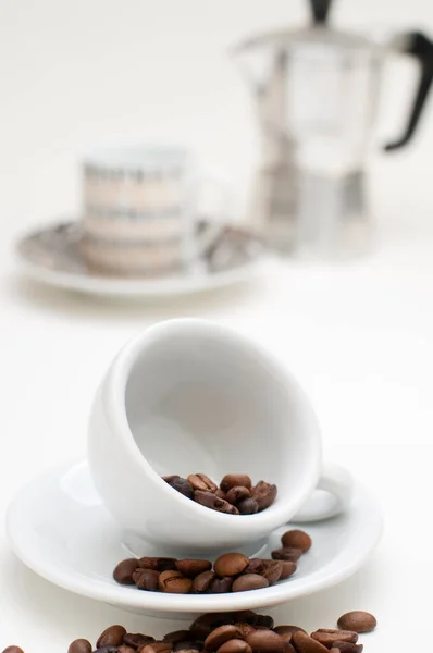 Tasse Expresso Blanche Inclinée Sur Soucoupe Blanche Avec Grains Café — Photo