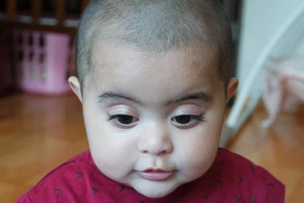 Småbarn Flicka Med Vackert Ansikte Stora Ögon Och Söt Ansikte — Stockfoto