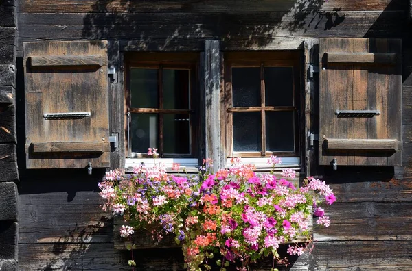 Foto Muestra Una Ventana Con Flores Casco Antiguo Zermatt — Foto de Stock