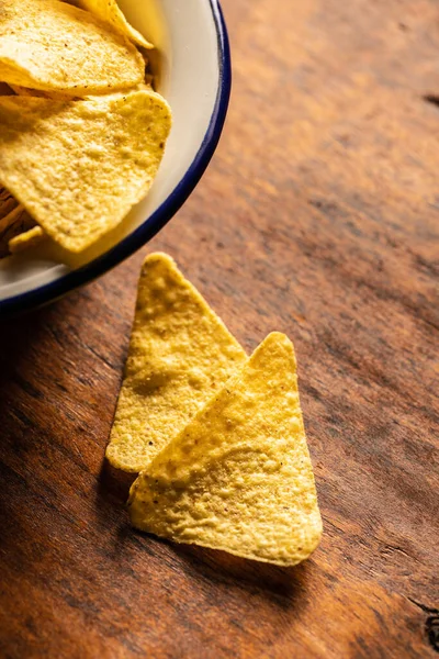 Tortillas Saladas Triángulo Nachos Amarillos Sobre Mesa Madera — Foto de Stock