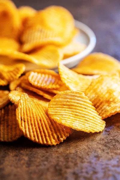 Ropogós Chips Egy Barna Asztalon — Stock Fotó