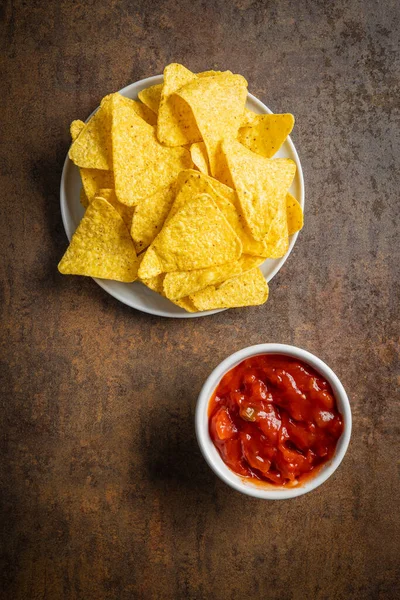 Tortilla Chipsy Czerwony Pomidor Salsa Dip Meksykańskie Nacho Brązowym Stole — Zdjęcie stockowe