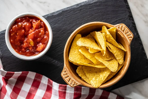 Tortillas Fritas Salsa Tomate Rojo Chips Nacho Mexicano Mesa Cocina — Foto de Stock