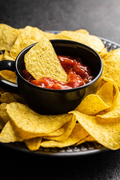 Tortillas Fritas Salsa Tomate Rojo Fichas Nacho Mexicano Mesa Negra — Foto de Stock