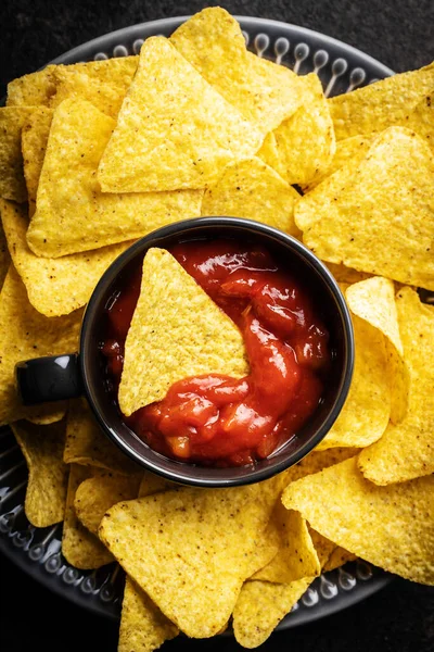 Tortilla Chipsy Czerwony Pomidor Salsa Dip Meksykańskie Nacho Czarnym Stole — Zdjęcie stockowe